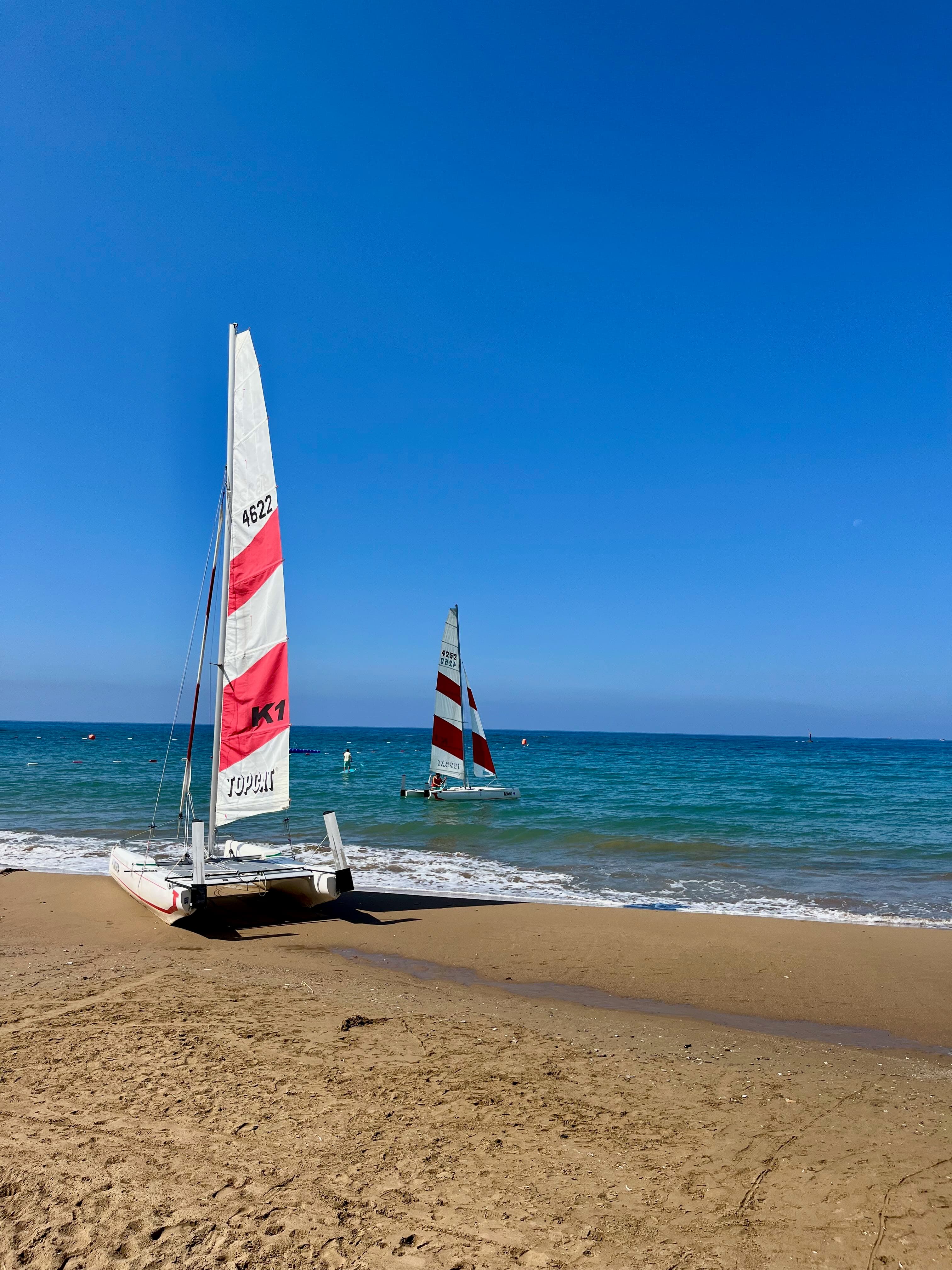Segelboote am Strand nahe Side
