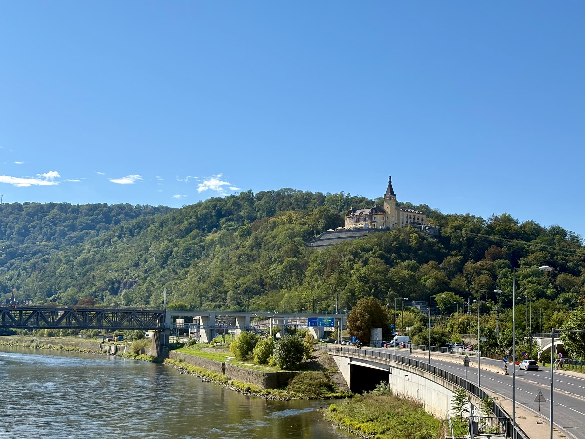 Usti liegt eingebettet zwischen grünen Hügeln und der malerischen Elbe